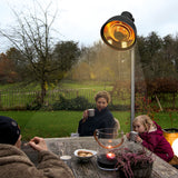 Hoberg Infrarot-Heizstrahler mit Standfuß im Garten, für warme Stunden draußen dank Carbon-Infrarot-Technologie.