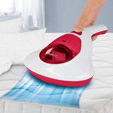 MAXXMEE Akku-Milben-Handstaubsauger mit UV-C Licht in weiß/rot beim Absaugen und Sterilisieren einer Matratze.