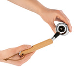 BEEM BARISTA Reinigungspinsel mit Buchenholzgriff zur gründlichen Entfernung von Kaffeemahlrückständen aus Siebträger und Mahlwerk.