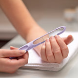 MIWIAM Nagelfeile für Finger- und Fußnägel in Flieder mit grober und feiner Struktur für präzises und schonendes Nagel-Feilen.