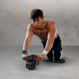 FitEngine Bauchmuskel-Roller - mit Display - schwarz/grau, Mann trainiert Bauch- und Armmuskulatur mit Kniepad und rutschfesten Griffen.