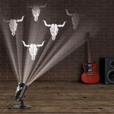 W:O:A LED-Motivstrahler mit Logo projiziert rotierende Totenkopf-Motive an Wand, mit Erdspieß, Fernbedienung und Abschaltfunktion.