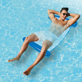 Hertha BSC Wasserhängematte mit Tragefunktion - 119 cm - blau, im Pool liegend mit aufblasbarer Nacken- und Kniestütze.