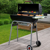 LANDMANN Holzkohle-Barrelgrill CG-III-660BK mit emailliertem Grillrost, lackiertem Deckel und praktischem Warmhalterost im Garten.