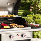 LANDMANN Gasgrill Triton PTS 2.0 silber mit 2 Edelstahl-Brennern, emailliertem Gusseisenrost, Temperaturanzeige und geschlossenem Unterschrank.