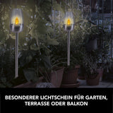 MAXXMEE Solar-Fackel 2er-Set - silber mit Flammeneffekt und Solarpanel für Garten, Terrasse oder Balkon, IP44, Dämmerungssensor.