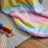 LUMALAND Kuscheldecke für Kinder 75 x 100 cm in weichem Regenbogen-Multicolour Coral-Fleece, perfekt für gemütliche Abende.