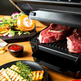 MAXXMEE Kontakt-Grill mit 6 Programmen - 2000W, geöffneter Grill mit rohem Fleisch und gegrilltem Gemüse, großer Grillfläche.