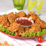 Kinderleichte Becherküche Set inkl. Messbecher-Set mit knusprigen Fingerfood-Häppchen und Ketchup auf rotem Teller, dekoriert mit Salat.