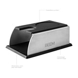 BEEM Tamperstation aus robustem Edelstahl mit rutschfestem Silikonboden und Arbeitsfläche, 2-in-1 Tamperstation und Ablage.