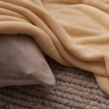 LUMALAND Sofa Kuscheldecke mit Ärmeln + Fußtasche in Beige, weiches Coral Fleece, 150 x 180 + 35 cm, warm und komfortabel.