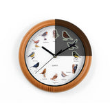 MAXXMEE Wanduhr mit Vogelstimmen - 25cm, klassische Uhr mit leuchtenden Vogelmotiven und 12 original Vogelstimmen zur vollen Stunde.