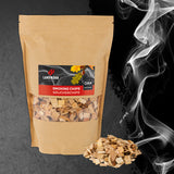 LANDMANN Selection Räucherchips Eiche 500 g im Beutel mit Rauch daneben, ideal für Geflügel, Rind und Schwein.