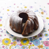 Kinderleichte Becherküche Buch - Band 2 zeigt einen Schokoladen-Gugelhupf mit Puderzucker, ideal für kinderleichte Backideen.