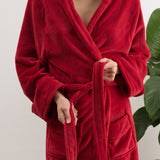 LUMALAND Luxury Mikrofaser Bademantel mit Kapuze für Damen und Herren in Rot, Größe S, bequem und flauschig mit Taillengürtel.