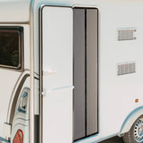 Hoberg Tür-Insektenschutz 60 x 195 cm an geöffneter Wohnwagentür mit Magnetverschluss und anthrazitfarbenem, flexiblem Material.