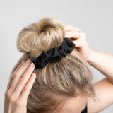 fairtye Scrunchie - schwarz aus Bio-Baumwolle und Naturkautschuk, elastisch und ohne Metall für starken Halt bei vielseitigen Frisuren.