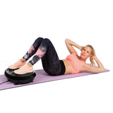 Frau macht Bauchtraining auf VITALmaxx Vibrationstrainer rund 200W schwarz mit rutschfester Standfläche und LED-Display.