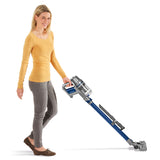 Frau benutzt CLEANmaxx Akku-Zyklon-Staubsauger 22,2V mit beutelloser Zyklon-Technologie und Aluminium-Steckrohr.