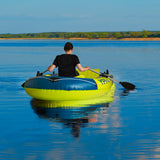Hoberg Schlauchboot "YPP-4" 4-Sitzer mit 2 Sitzbänken, Paddeln, Pumpe und umfangreichem PVC-Zubehör auf ruhigem Wasser.