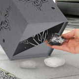 Hoberg LED Pflanzsäule in 3D Beton-Optik mit Schmetterlingsdesign, batteriebetrieben und witterungsbeständig für Terrasse und Garten.