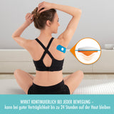 Frau mit TRIGGin Triggerknopf orange mit blauem Tape am Schulterblatt zur Muskelentspannung und Schmerzlinderung.