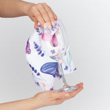 MAXXMEE Geschirrtuch Mikrofaser Schmetterling 10er-Set zeigt weiches Trocknen und Polieren eines Glases mit floralem Design.