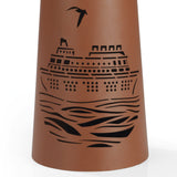 Hoberg LED Deko-Leuchtturm in Rost-Optik mit maritimem Design und beleuchtetem Schiffsmotiv, ideal für Indoor und Outdoor.