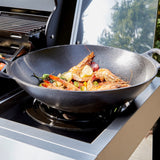 GRILLCHEF Gasgrillküche 6 BR + SB - 121 cm - silber mit ausklappbarem Seitentisch und versenktem Seitenbrenner beim Kochen von Garnelen.