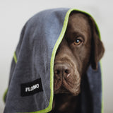 FLUFFINO® Hundehandtuch Mikrofaser – 2er-Pack, 120 x 70 cm, Grau & Grün, saugfähig, schnell trocknend, pflegeleicht, mit Handtaschen.