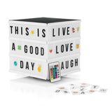 EASYmaxx LED-Leuchtkasten Würfel mit 173 Buchstaben und 150 Moodjis für individuelle Texte, kabellos und mit LED-Farbwechsel.