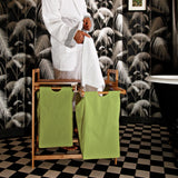 LUMALAND Bambus Wäschekorb mit 2 ausziehbaren Wäschesäcken in Grün, stilvoll, praktisch und platzsparend im Badezimmer.