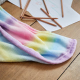 LUMALAND Kuscheldecke für Kinder 75x100 cm in weichem Coral-Fleece mit buntem Regenbogen-Design, perfekt zum Kuscheln und Dekorieren.