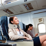 VITALmaxx Massagekissen Nacken 3V anthrazit/grau im Flugzeug, weich, kabellos, 2 Vibrationsstufen, ideal zur Entspannung auf Reisen.