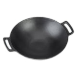 LANDMANN Grillwok aus emailliertem Gusseisen mit abgeflachtem Boden, ideal für Gas- und Holzkohlegrills, vielseitig und langlebig.
