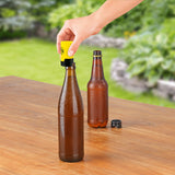 Hand setzt Taste Hero BVB Bier-Aufbereiter auf Flasche – 3er-Set für Glas- und PET-Flaschen, schützt vor Insekten, frisch gezapfter Geschmack