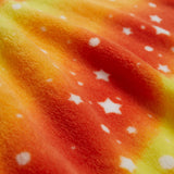 LUMALAND Kuscheldecke für Kinder 150 x 180 cm Orange Star aus weichem Coral-Fleece mit buntem Sternen-Design, ideal für gemütliche Abende.