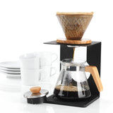 BEEM Kaffeebereiter Set Pour Over 4-tlg. schwarz/Edelstahl mit Glaskanne, Holz-Details und flexibel einsetzbarem Kaffeefilter beim Brühen.