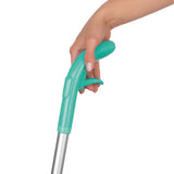 Hand hält den türkisfarbenen Griff des CLEANmaxx Spray-Mopp 2 Kammer-System mit ergonomischem Design für zeitsparendes Putzen.