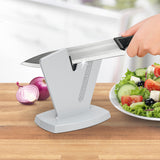 GOURMETmaxx Messerschärfer - 3 Schleifwinkel, einfache Handhabung mit stabilem Edelstahl-Boden und rutschhemmenden Silikonfüßen.