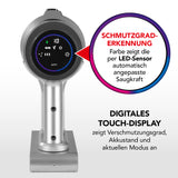 MAXXMEE Akku-Zyklon-Staubsauger PLUS mit Mikrofaserbürste zeigt digitales Touch-Display mit Schmutzgraderkennung und Akkuanzeige in Silber/Schwarz.
