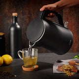 N8WERK Wasserkocher in der Midnight Edition mit 1,5 Liter Fassungsvermögen, schnelles Erhitzen und Cool-Touch-Gehäuse.