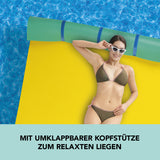 MAXXMEE Wassermatte XXL - 270x180cm, gelb/türkis, belastbar bis 300 kg, mit umklappbarer Kopfstütze zum entspannten Liegen.