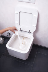 EASYmaxx WC Intensiv-Schaum Pulver wird in die Toilette gegossen, erzeugt selbstreinigenden Schaum zur kraftvollen Reinigung.