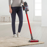 MAXXMEE Akku-Zyklon-Staubsauger PLUS kabellos mit Saugkraftregulierung und Anti-Hair-Wrap-Technologie im Gebrauch auf Teppichboden.