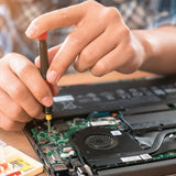 EASYmaxx Vergrößerungsbrille - Schwarz in Gebrauch bei feiner Elektronikarbeit mit Schraubenzieher und Laptop geöffnet.