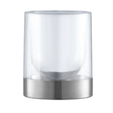 Ein durchsichtiger Glasbehälter mit silbernem Metallsockel, leer und isoliert auf weißem Hintergrund.