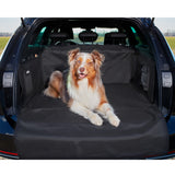 FLUFFINO® Kofferraumschutz für Hund inkl. Seiten- & Ladekantenschutz - dunkelgrau, wasserfest und kratzfest im Auto mit liegendem Hund.