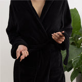 LUMALAND Luxury Mikrofaser Bademantel mit Kapuze für Damen und Herren in Schwarz, Größe M, flauschig, schnell trocknend, unisex Komfort