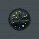 Borussia Mönchengladbach Wanduhr "Glow in the dark" mit Logo, nachleuchtende Zahlen, Stadion-Motiv, Ø 34 cm, batteriebetrieben.